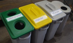 Oppsett med 4 bøtter for kildesortering fra Rubbermaid, 3 bøtter i plast, 1 bøtte i grålakkert metall, pent brukt