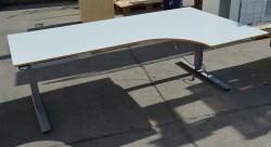 Skrivebord med elektrisk hevsenk fra EFG, lys grå plate, 200x120cm, høyreløsning, pent brukt