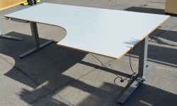 Skrivebord med elektrisk hevsenk fra EFG, lys grå plate, 200x120cm, høyreløsning, pent brukt