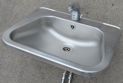Håndvask / servant i rustfritt stål fra Intra med blandebatteri med sensor fra Oras, pent brukt