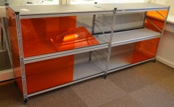 Caimi Socrate designskap / skjenk i grålakkert metall med skyvedører i orange plexi, 2H, bredde 195cm, pent brukt