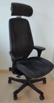 Kinnarps 9000 Comfort Control i mørk grå mikrofiber med nakkepute, pent brukt