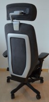 Kinnarps 9000 Comfort Control i mørk grå mikrofiber med nakkepute, pent brukt