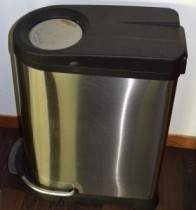 Pedalspann i rustfritt stål, 30cm bredde, 56cm dybde, 69cm høyde, pent brukt
