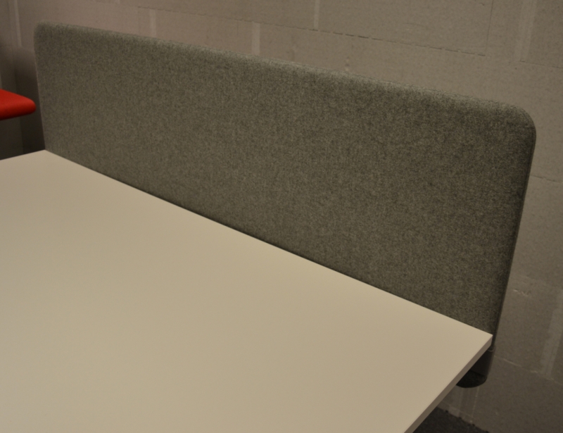 Bordskillevegg i grått stoff fra