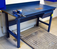 Verkstedbenk med stålplate / arbeidsbenk, 150x70,5cm bordplate, med skrutvinge, brukt
