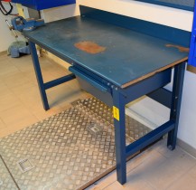Verkstedbenk med stålplate / arbeidsbenk, 150x70,5cm bordplate, med skrutvinge, brukt