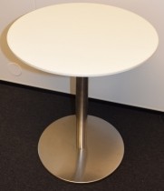 Lite, hvitt, rundt loungebord, understell i satinert stål, Ø=50cm H=60cm, pent brukt