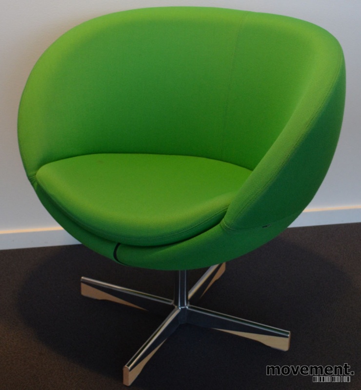 ForaForm Planet Loungestol i grøntstoffkrom, design: Svein ForaForm Planet Loungestol i lyst grøntstoff krom, design