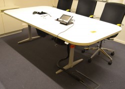 Møtebord / konferansebord med elektrisk hevsenk i hvitt fra Edsbyn, 220x110cm, passer 6-8 personer, pent brukt