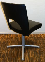 Kinnarps Yin 238 konferansestol / besøksstol i sort skinn, grålakkert understell, pent brukt