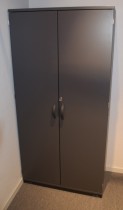Kinnarps E-serie skap med dører, mørk grå, 4 permhøyder, 80cm bredde, 164cm høyde, pent brukt
