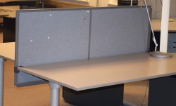 Kinnarps Rezon 160cm bred, grå bordskillevegg til kontorpult, 65cm høyde, pent brukt
