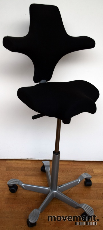 Ergonomisk kontorstol: Håg Capisco 8106i sort stoff, 85cm Ergonomisk kontorstol Håg Capisco 8106nytrukket i sort stoff
