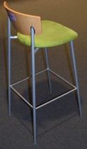 Barstol / barkrakk fra EFG, 82cm sittehøyde, bøk/grønn mikrofiber, grått understell, pent brukt