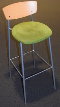 Barstol / barkrakk fra EFG, 82cm sittehøyde, bøk/grønn mikrofiber, grått understell, pent brukt