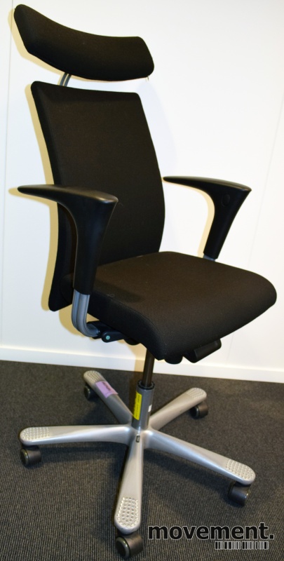 Kontorstol: Håg H04 4600 i sort stoff,armlener, nakkepute og Kontorstol: Håg H04 4600 i grått stoff, armlene i sort