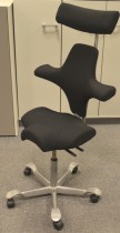 Ergonomisk kontorstol Håg Capisco 8106 med nakkepute nytrukket i sort stoff, 85cm sittehøyde, NYTRUKKET / pent brukt