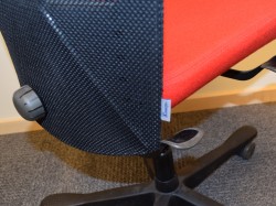 Kontorstol: Kinnarps 5000-serie i rød ullfilt / sort mesh-rygg, pent brukt