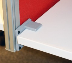 Kinnarps Rezon bordskillevegg til kontorpult i rødt/grått, 180 cm bredde, 69cm høyde, pent brukt