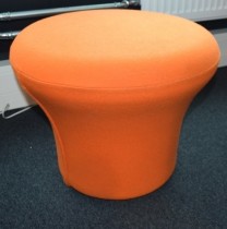 Loungepuff i orange fra Artifort, modell: Mushroom P, Design: Pierre Paulin, pent brukt
