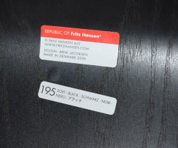 Arne Jacobsen 7er-stol / syver-stol, model 3107, i sort, understell i krom, noe småskader
