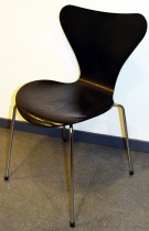 Arne Jacobsen 7er-stol / syver-stol, model 3107, i sort, understell i krom, noe småskader
