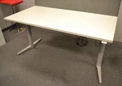 Skrivebord med elektrisk hevsenk fra Edsbyn, 160x80cm, NY PLATE / pent brukt