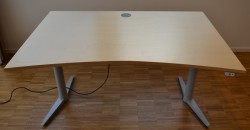 Skrivebord med elektrisk hevsenk i bjerk fra Edsbyn, 140x90cm, pent brukt