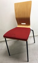 Konferansestol fra EFG Hov Dokka i bøk / rødt stoffsete / sorte ben, modell GRAF, noe kosmetisk slitasje