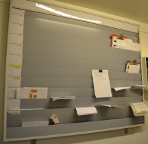 Planleggingstavle / ordretavle for bilverksted eller lignende fra Alfa Display, 60mapper, 157x128cm, pent brukt