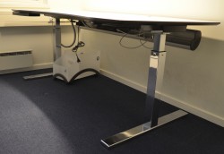 Duba B8 skrivebord med elektrisk hevsenk i hvitt og krom, 180x90cm med mavebue, pent brukt