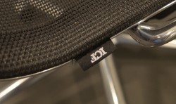 Konferansestol i sort mesh  / polert aluminium fra ICF, UNA Chair, med hjul og sving, pent brukt