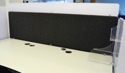Bordskillevegg i mørk grått fra Duba B8, støydempende, med topp i hvit akryl, 180x75cm, pent brukt