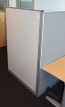 Skillevegg fra Kinnarps, modell Rezon i lysegrått, 100cm bredde, 150cm høyde, pent brukt