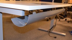 Skrivebord med elektrisk hevsenk fra Linak i hvitt / grått, 160x80cm med kabelluke og kabelbrønn, NY / UBRUKT