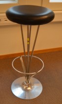 Barkrakk / barstol fra Fritz Hansen, Model 50650 i krom / sort skinn, Design: Piet Hein, pent brukt