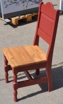 Stort spisestuebord i massiv heltre med tilhørende stoler, rustikk rødbeiset, 200x84cm, pent brukt