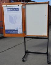 Whiteboard / flipover med dør i kirsebær 85x120cm på hjul, 200cm høyde, pent brukt