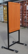 Whiteboard / flipover med dør i kirsebær 85x120cm på hjul, 200cm høyde, pent brukt