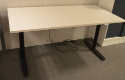 Skrivebord med elektrisk hevsenk fra Edsbyn i hvitt med sort understell, 160x80cm, pent brukt