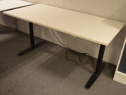 Skrivebord med elektrisk hevsenk fra Edsbyn i hvitt med sort understell, 160x80cm, pent brukt
