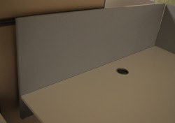 Bordskillevegg i grått stoff fra SA Möbler, 140x60cm, pent brukt