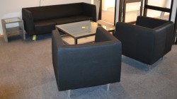 Loungesofa: 3-seter sofa i gråsort stoff, bredde 190cm, pent brukt
