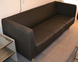 Loungesofa: 3-seter sofa i gråsort stoff, bredde 190cm, pent brukt