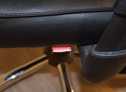 Kontorstol i sort skinn fra Altistore, modell AS6000, høy rygg, armlene og nakkepute, pent brukt