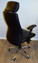 Kontorstol i sort skinn fra Altistore, modell AS6000, høy rygg, armlene og nakkepute, pent brukt