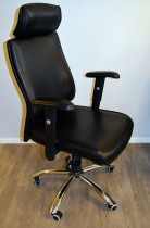 Kontorstol i sort skinn fra Altistore, modell AS6000, høy rygg, armlene og nakkepute, pent brukt