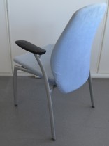 Møteromsstol fra Kinnarps, mod Plus 375 i lys blå mikrofiber / grålakkert metall, pent brukt
