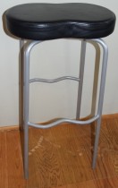 Barstol / barkrakk fra Materia, modell BØNAN, sort skinn / grå, 78cm sittehøyde, pent brukt